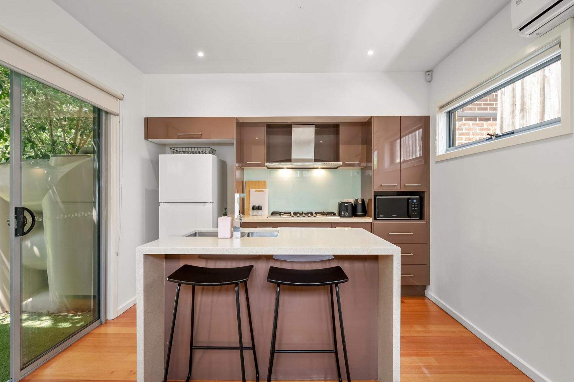 Relaxing Getaway Oasis With Patio In Charming Kew