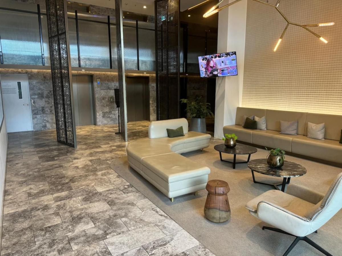 Meets Bay I Style I 4-level I Rooftop Holiday home