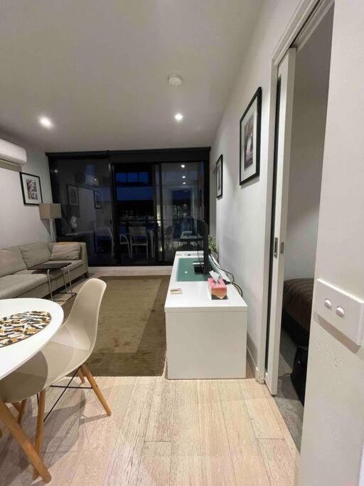 Apartment Action In Vibrant Collingwood Fitzroy *