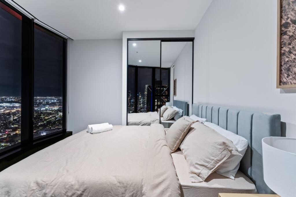 Modern Luxury In The Heart Of Melbourne's Cbd Apartment *