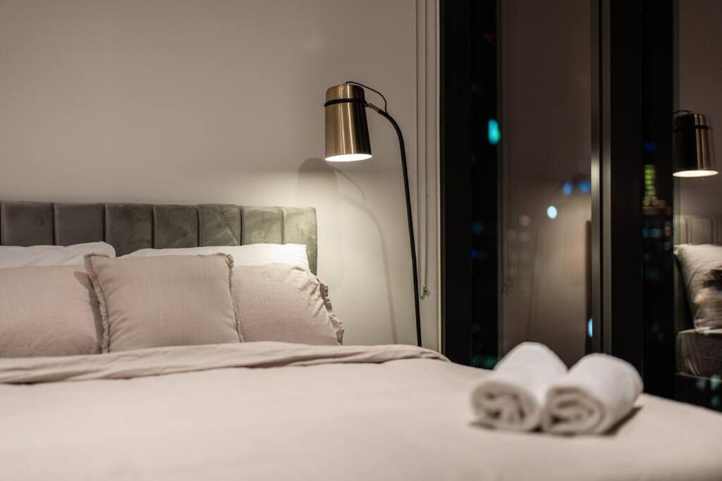 Modern Luxury In The Heart Of Melbourne's Cbd *