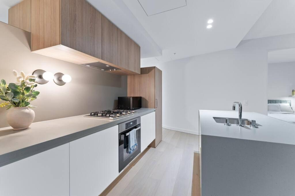 Modern Luxury In The Heart Of Melbourne's Cbd Apartment