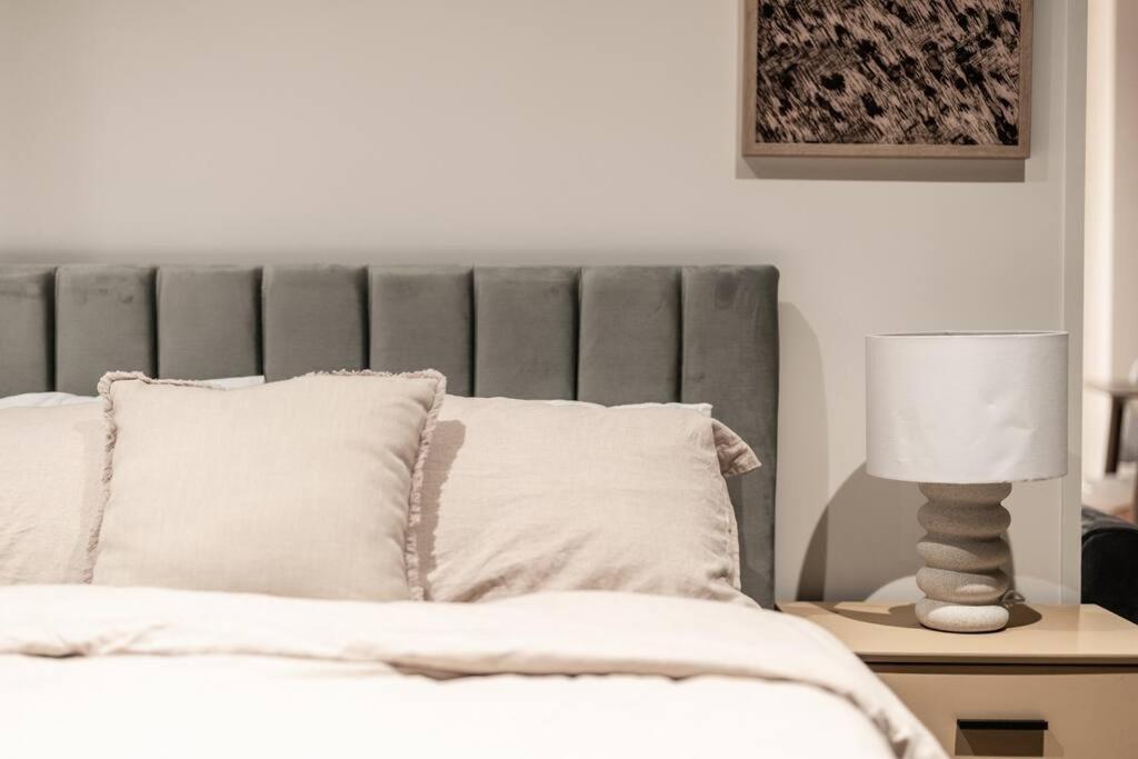 Modern Luxury In The Heart Of Melbourne's Cbd Apartment *