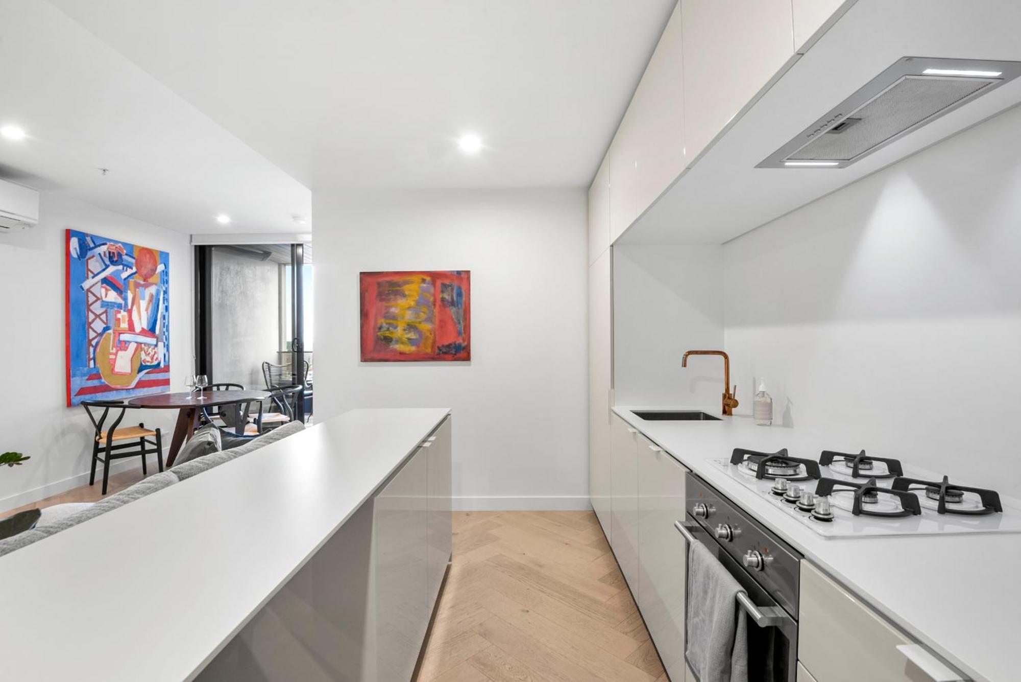 Artistic Urban Getaway Just Off Smith Street! Apartment Melbourne