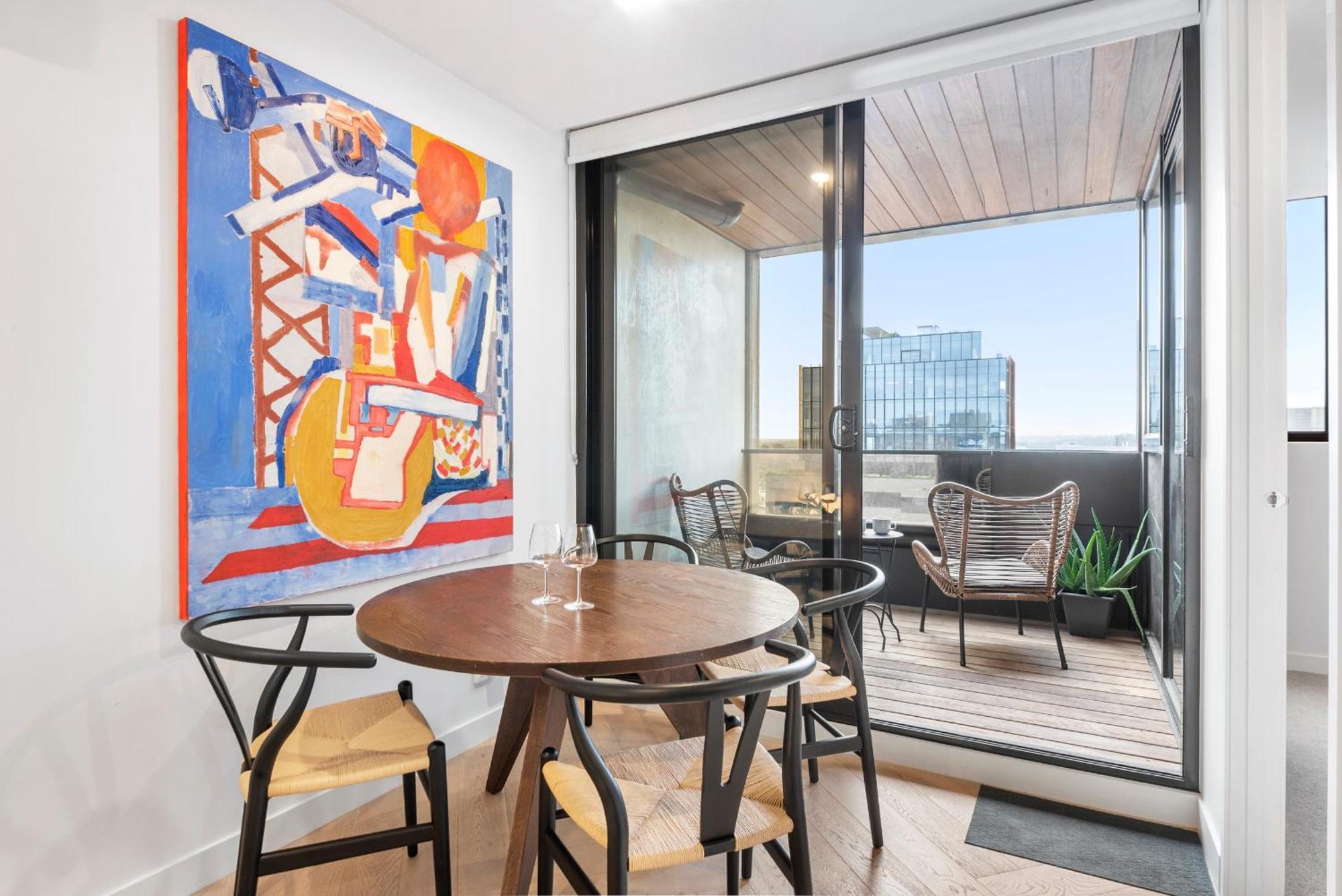Artistic Urban Getaway Just Off Smith Street!