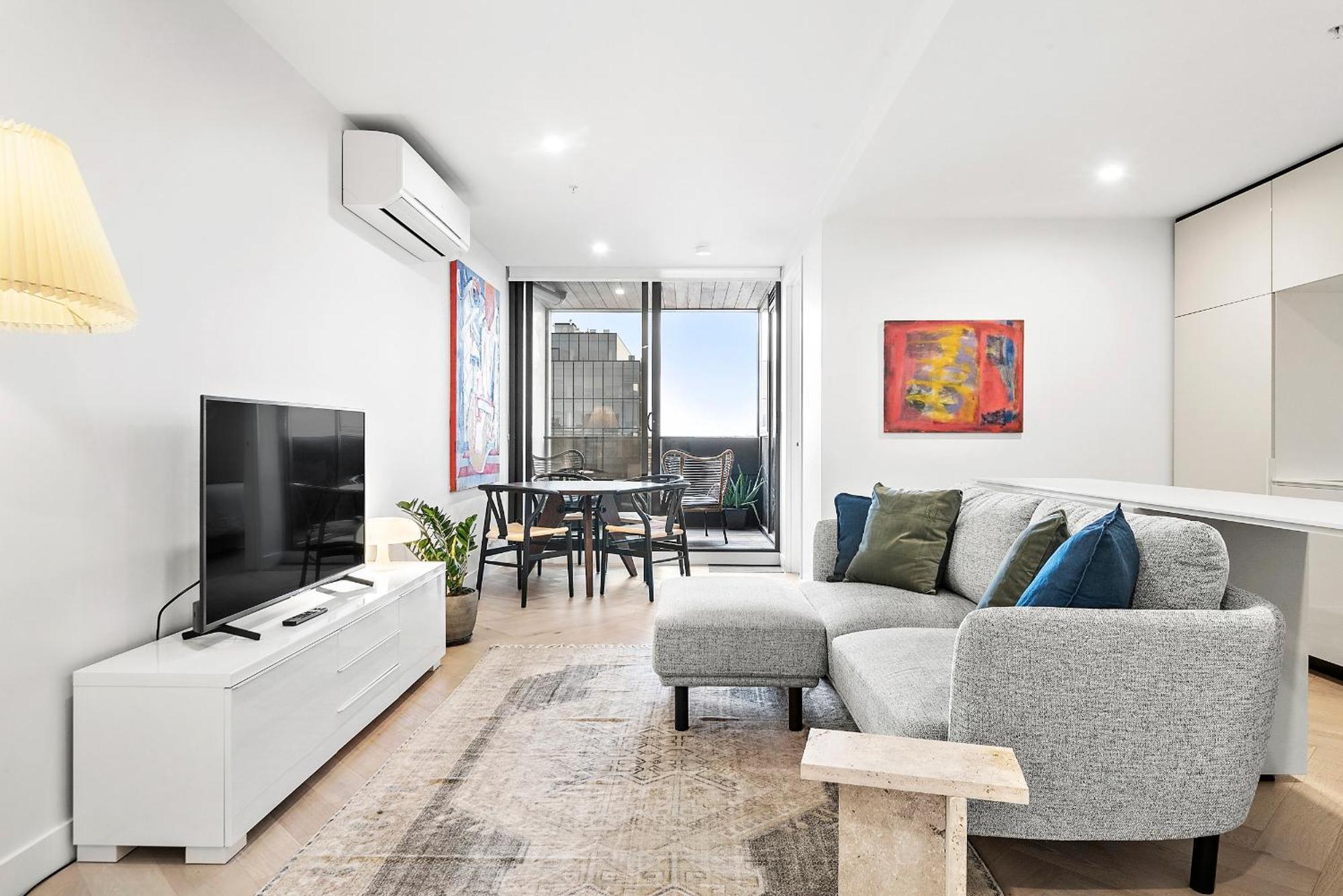 Artistic Urban Getaway Just Off Smith Street! *