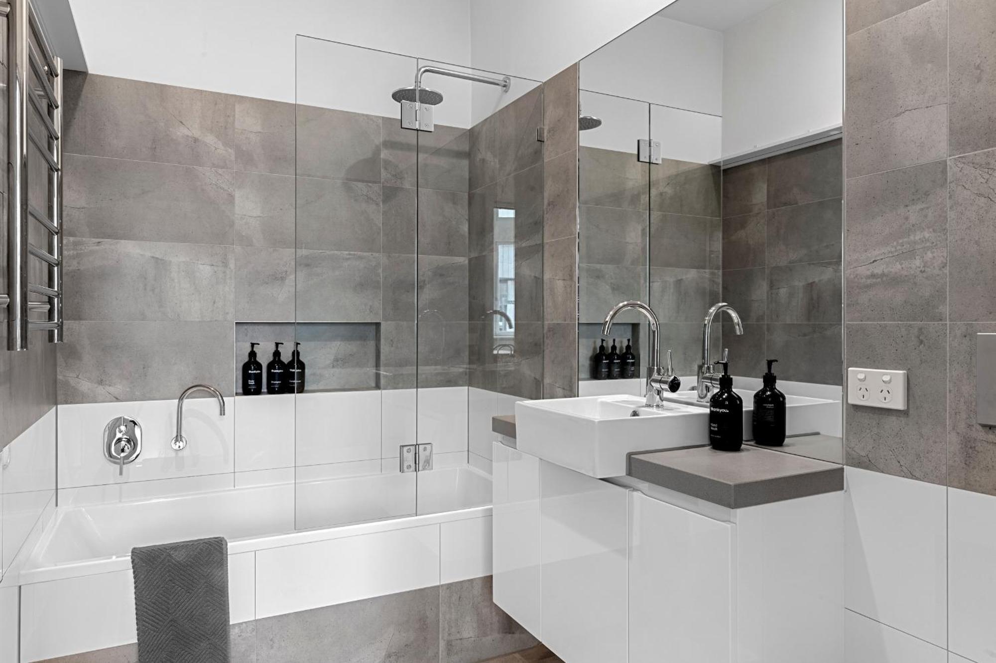 Apartment Light-filled Artistic Getaway - Smith St Melbourne