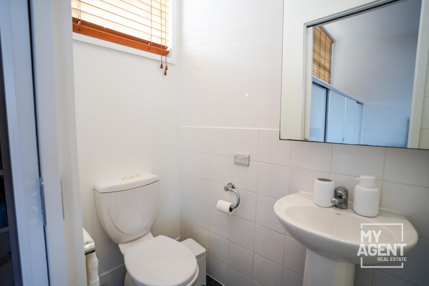 Tri-level Townhouse In Prime North Holiday home Melbourne