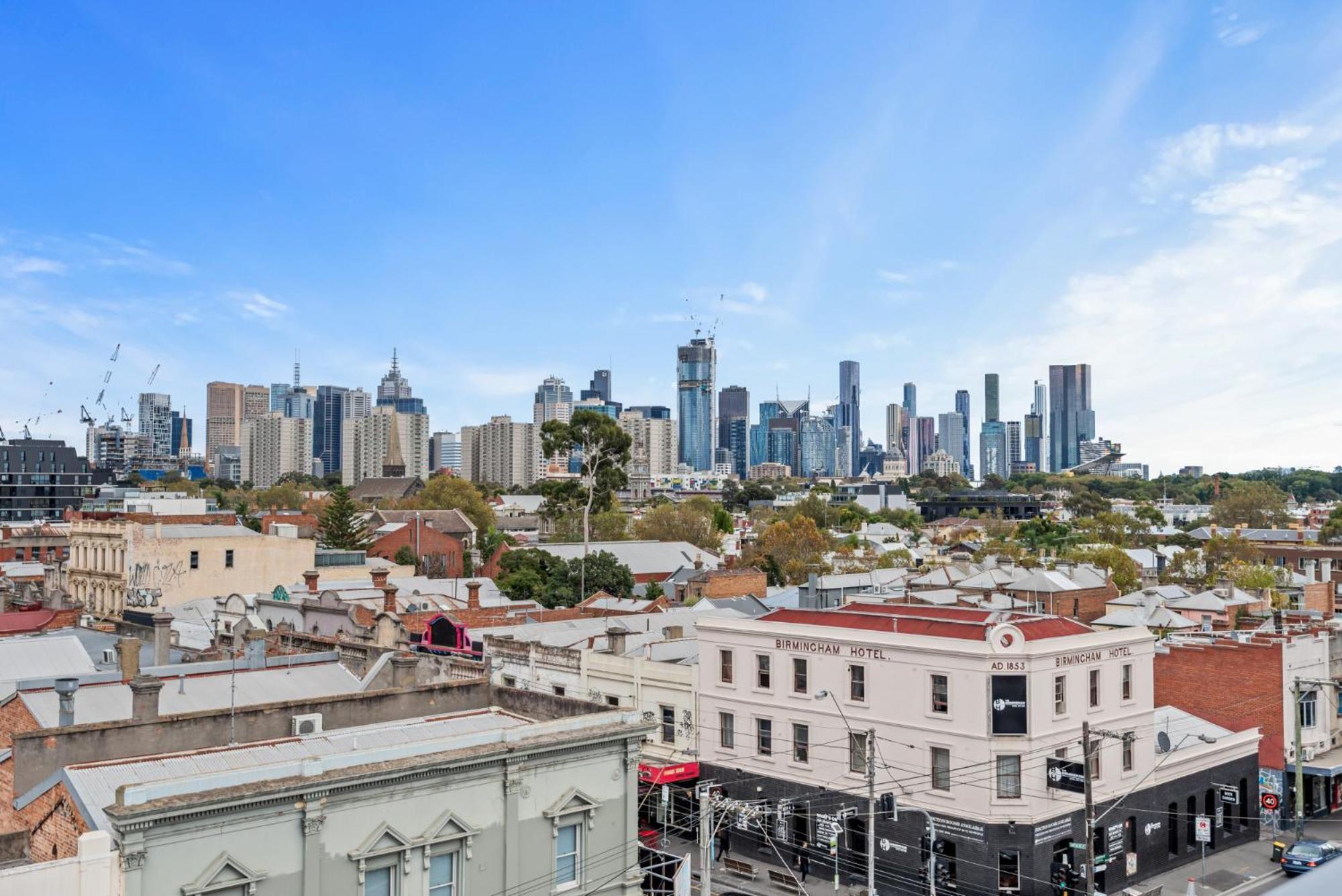 Elegant Collingwood With City Views *