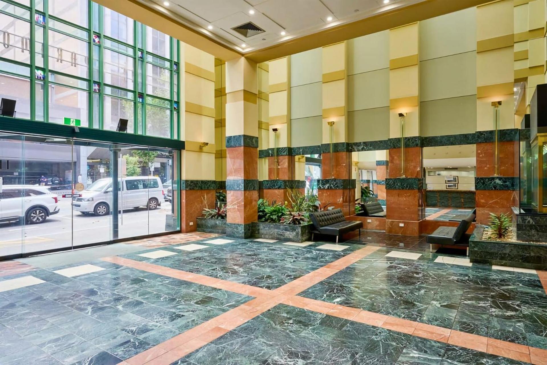 Modern 3 Bed In Cbd Apartment