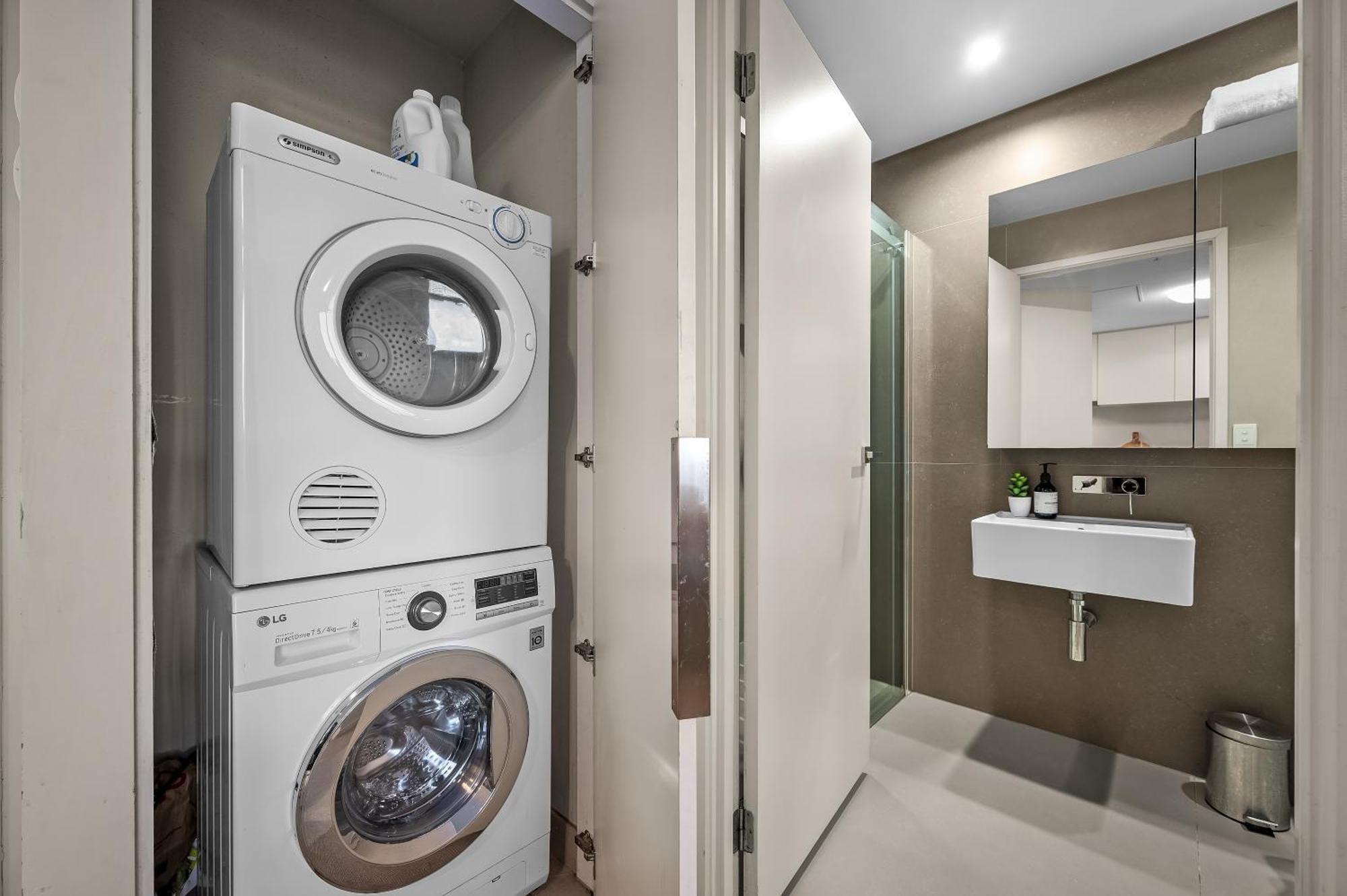Apartment Wow On Collins 2 *