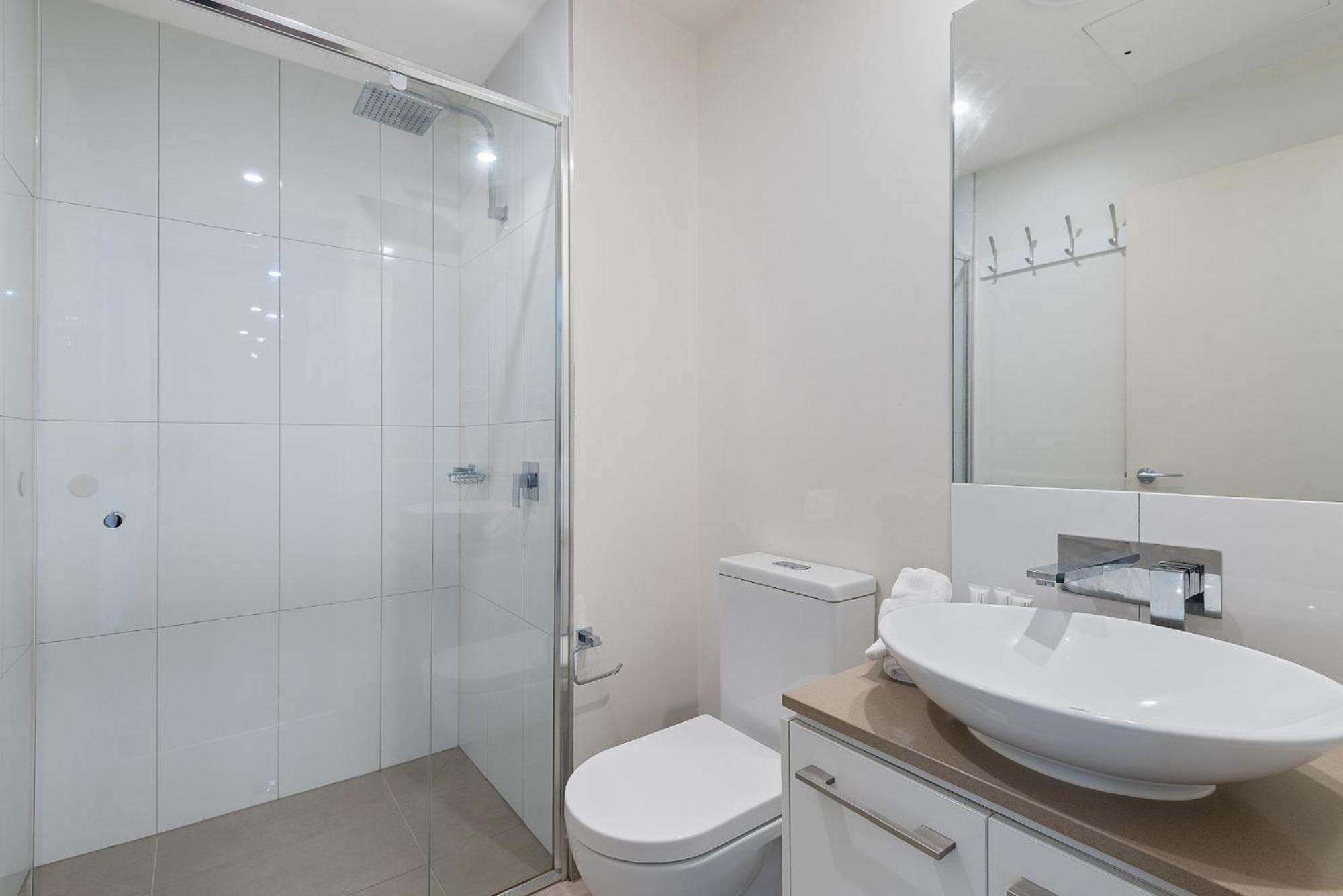 Elegant 2-bed With Large Balcony By High Street Apartment