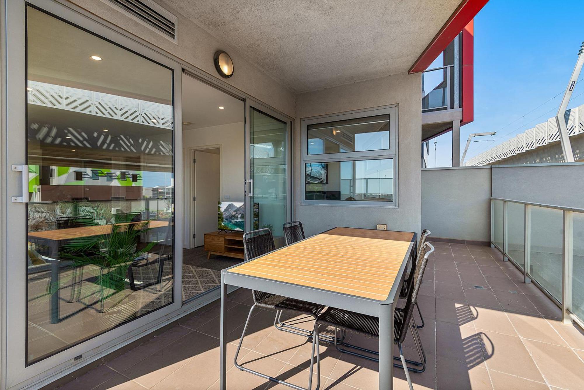 Elegant 2-bed With Large Balcony By High Street * Melbourne