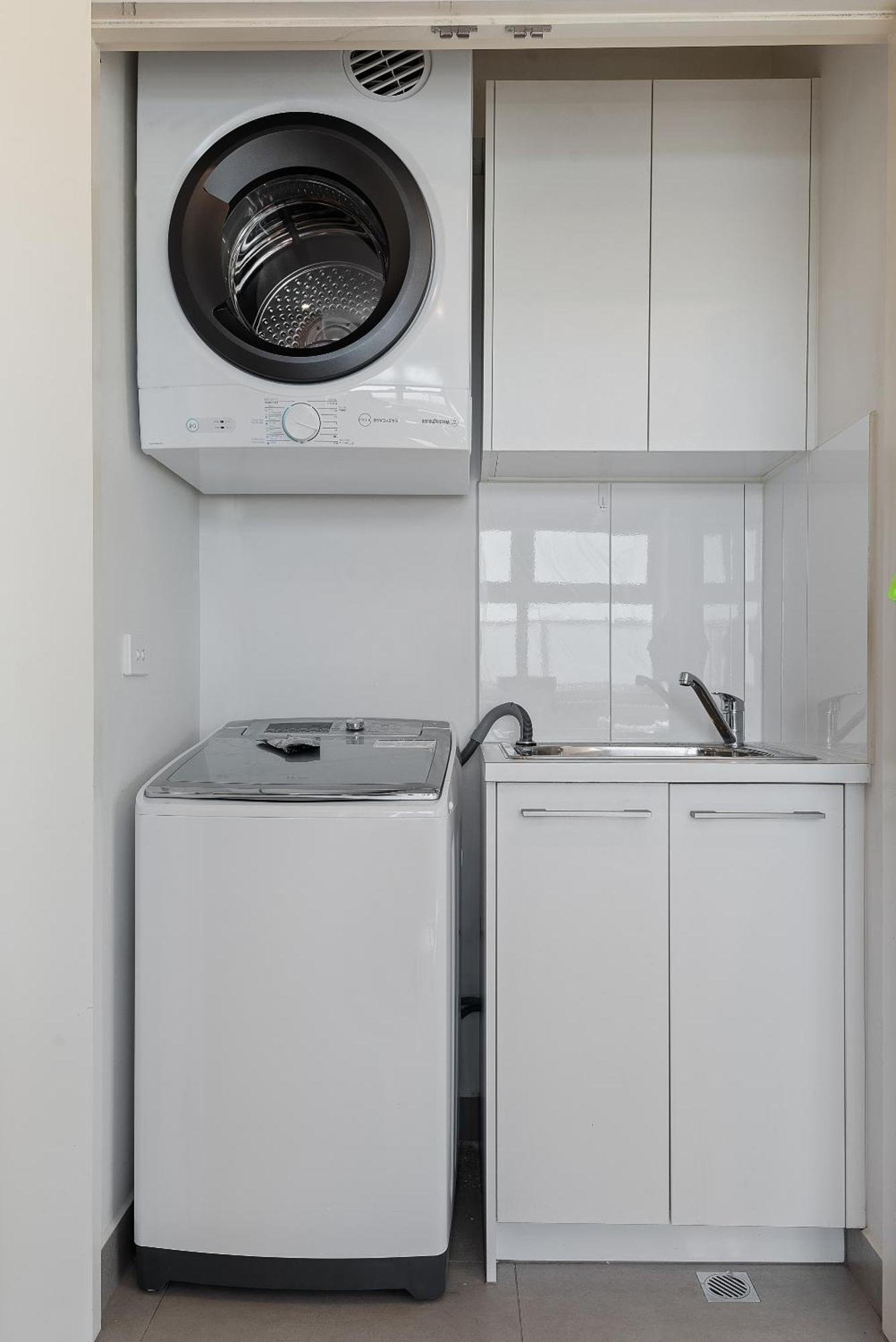Elegant 2-bed With Large Balcony By High Street *