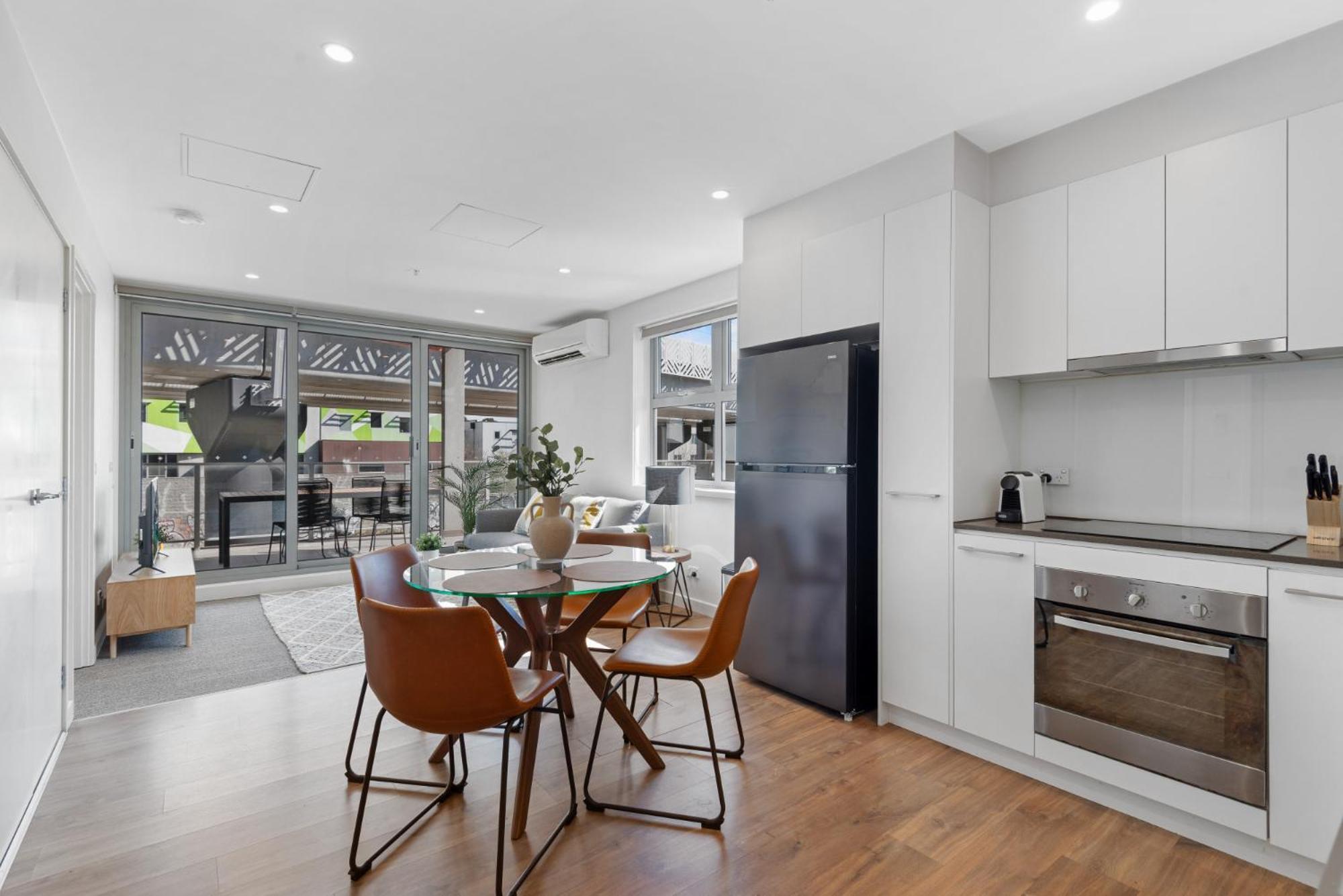 Apartment Elegant 2-bed With Large Balcony By High Street