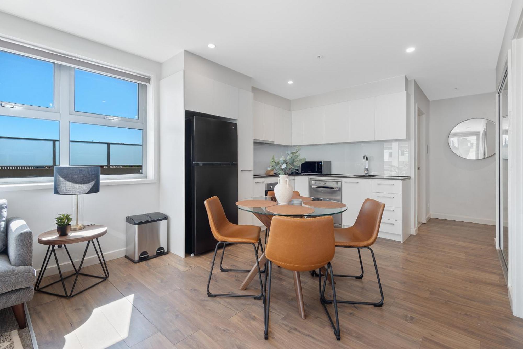 Elegant 2-bed With Large Balcony By High Street Apartment Melbourne