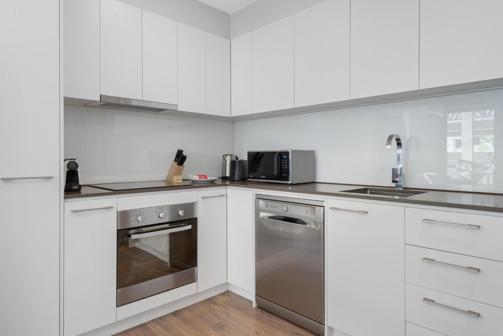 Apartment Elegant 2-bed With Large Balcony By High Street Melbourne