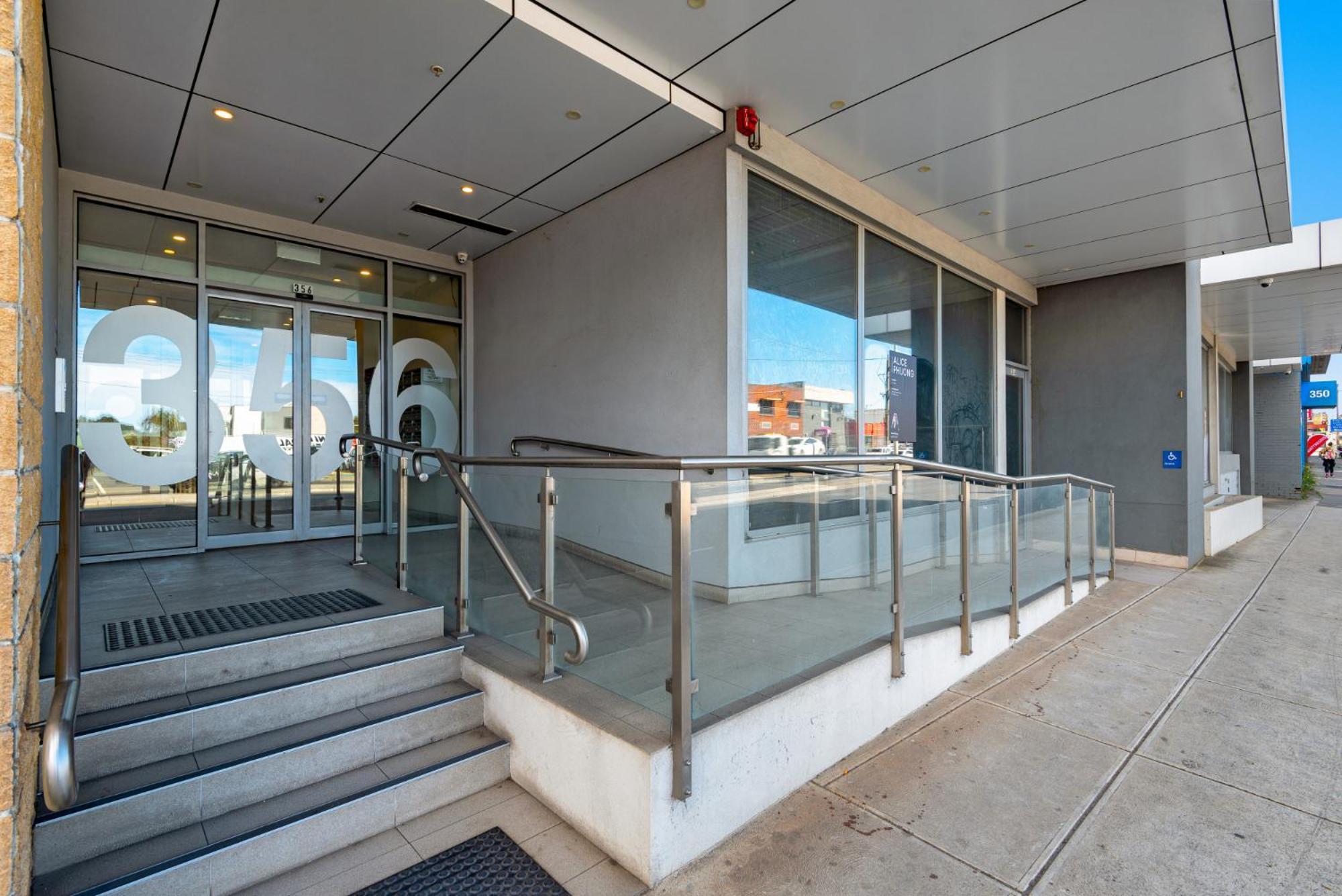 Elegant 2-bed With Large Balcony By High Street