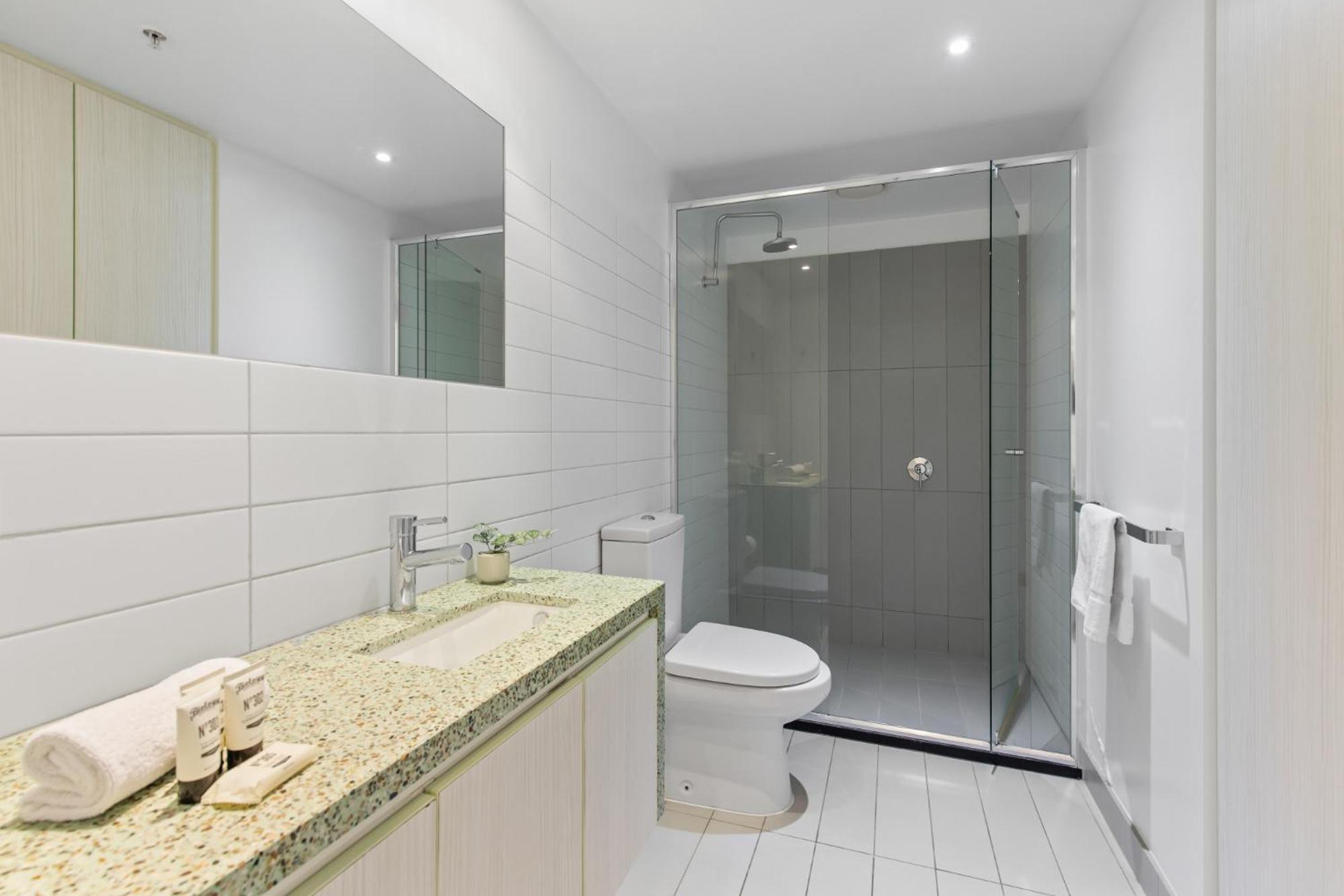 Chic 1-bed With Harbour Views & Pool By Tram Line