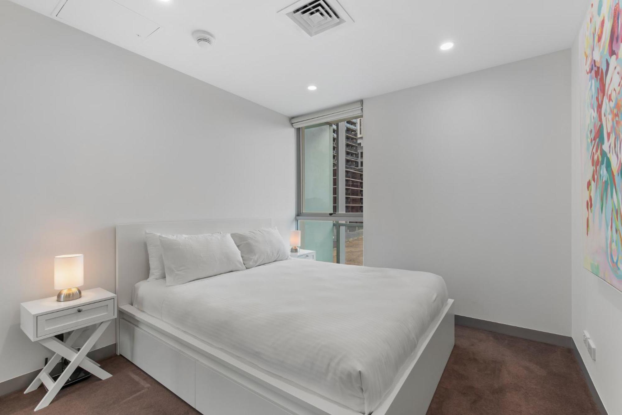 Pristine 2-bed By Park With Pool & Gym * Melbourne