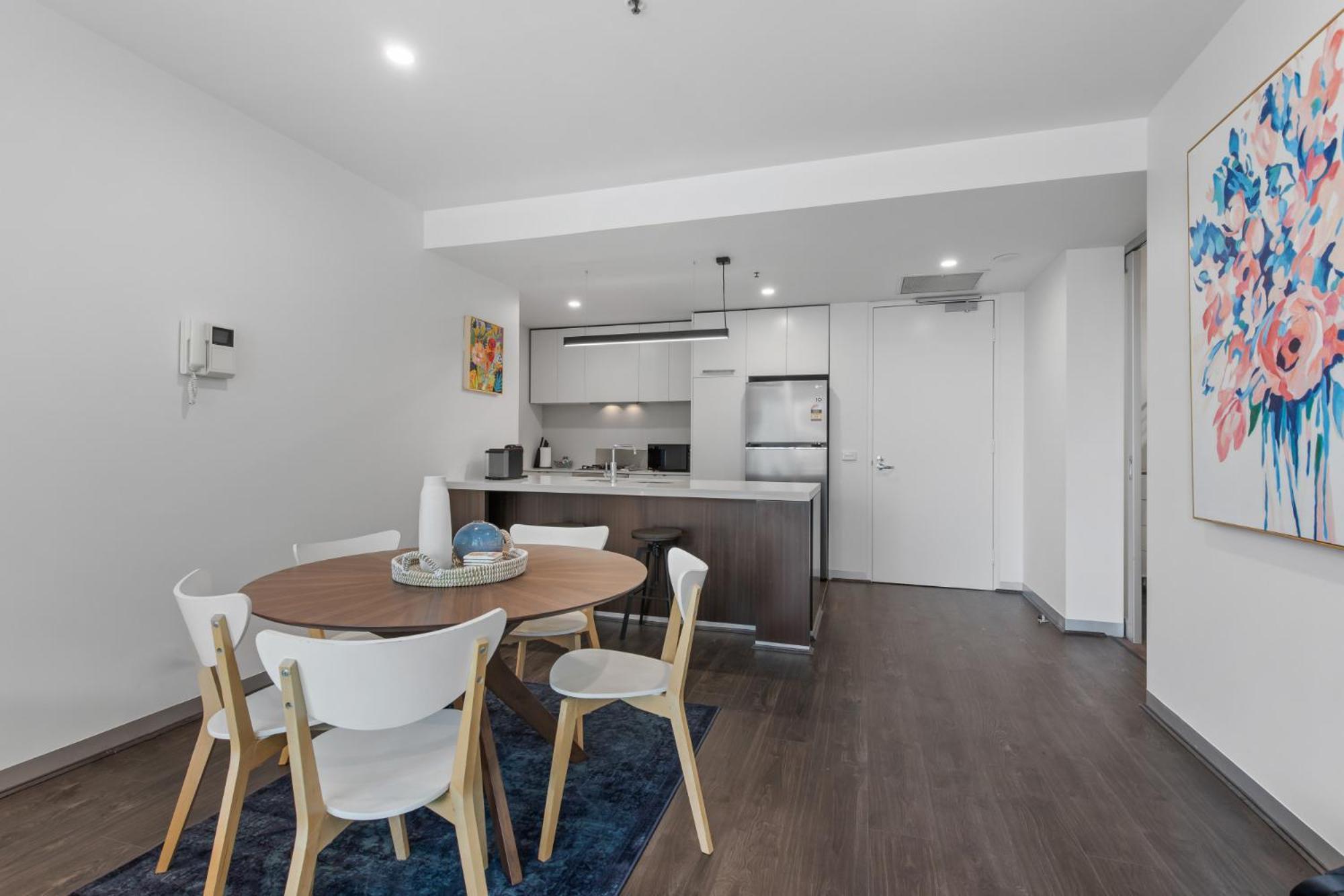 Pristine 2-bed By Park With Pool & Gym * Melbourne