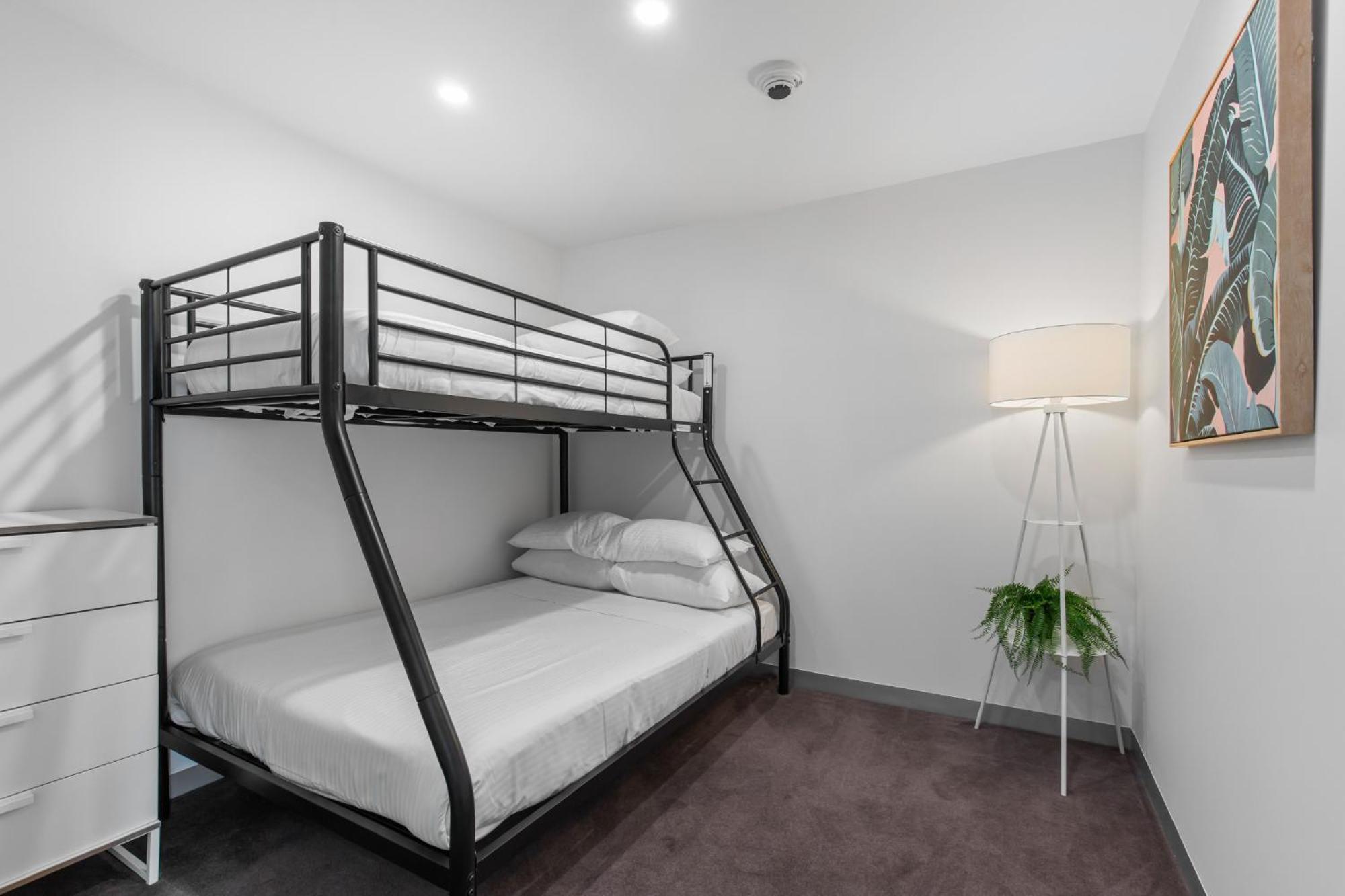 Pristine 2-bed By Park With Pool & Gym Apartment Melbourne