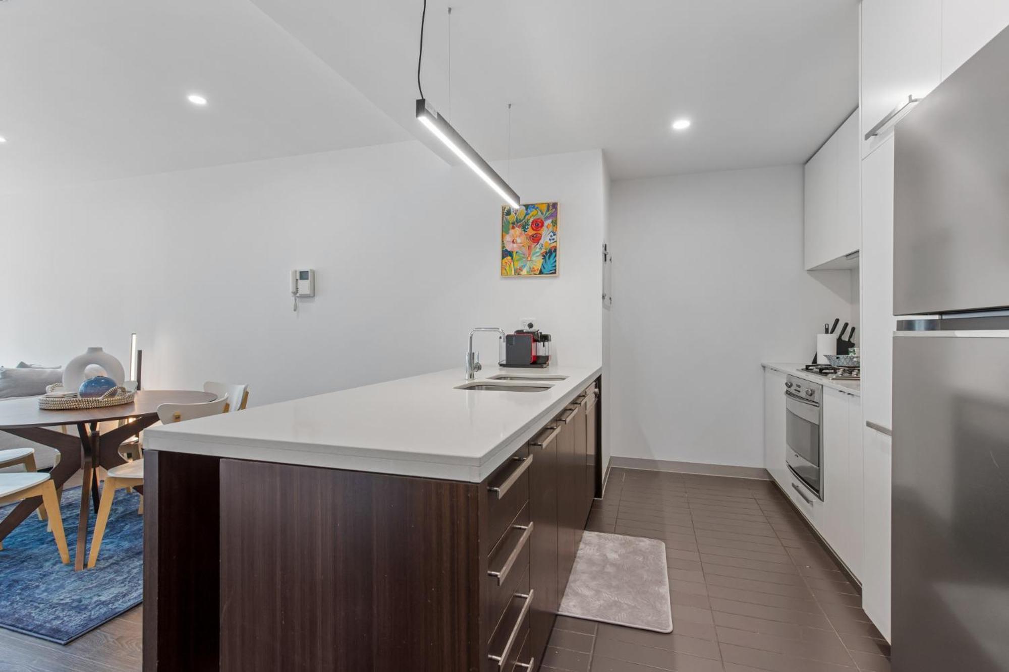 Pristine 2-bed By Park With Pool & Gym Apartment