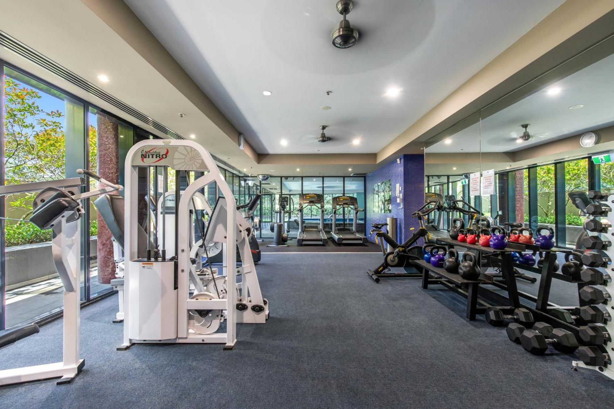 Apartment Pristine 2-bed By Park With Pool & Gym *