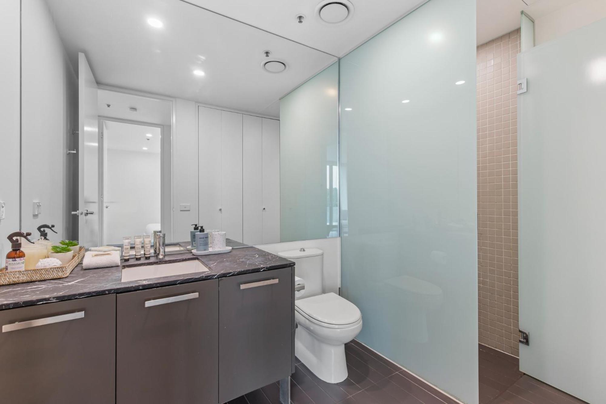 Apartment Pristine 2-bed By Park With Pool & Gym *