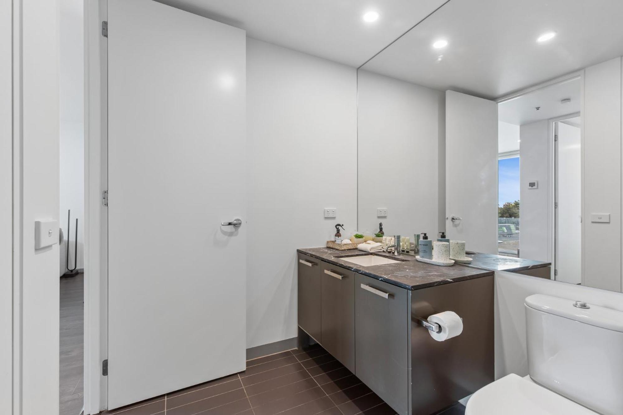 Pristine 2-bed By Park With Pool & Gym Apartment Melbourne