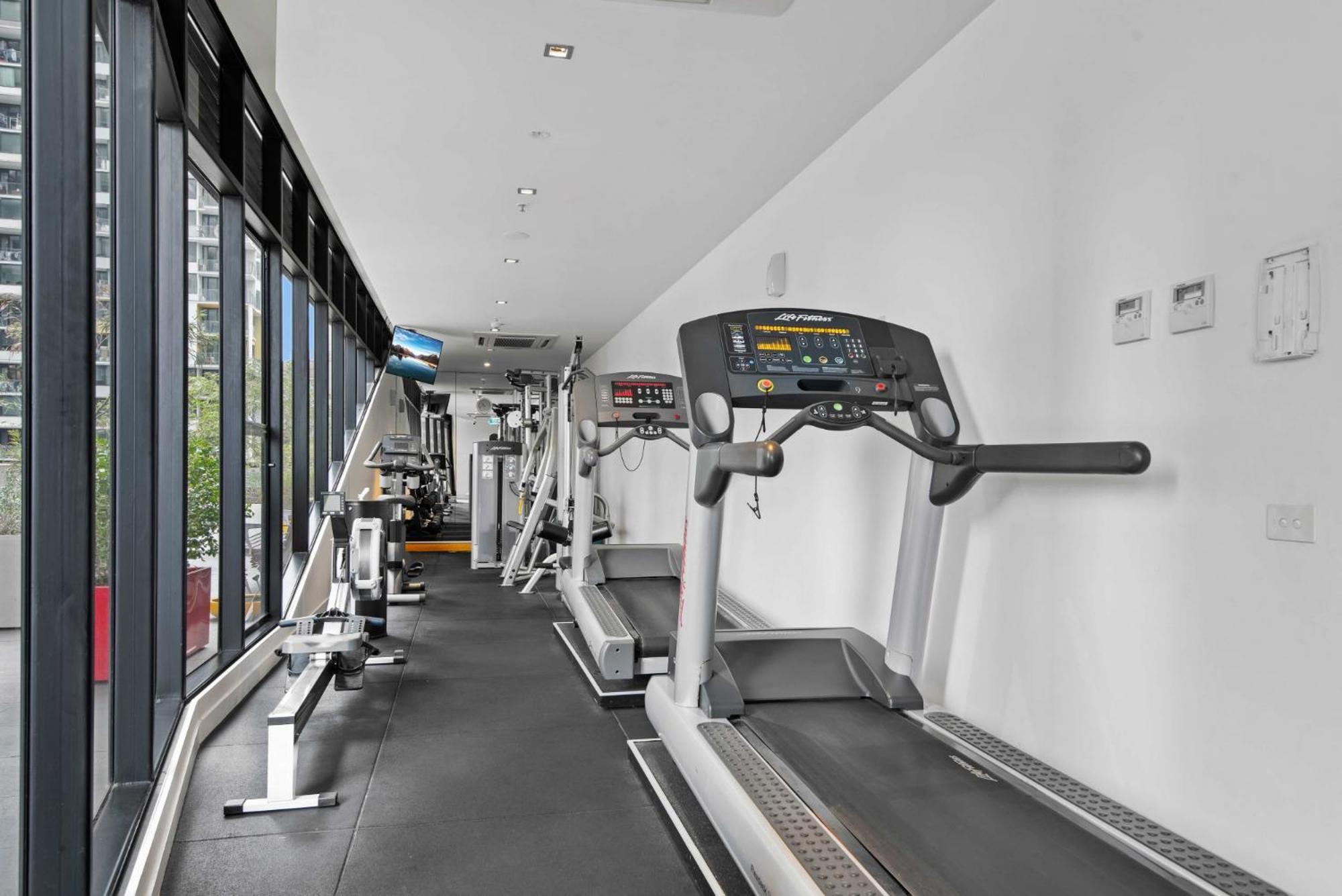 Modern 1-bed With Pool And Gym Apartment