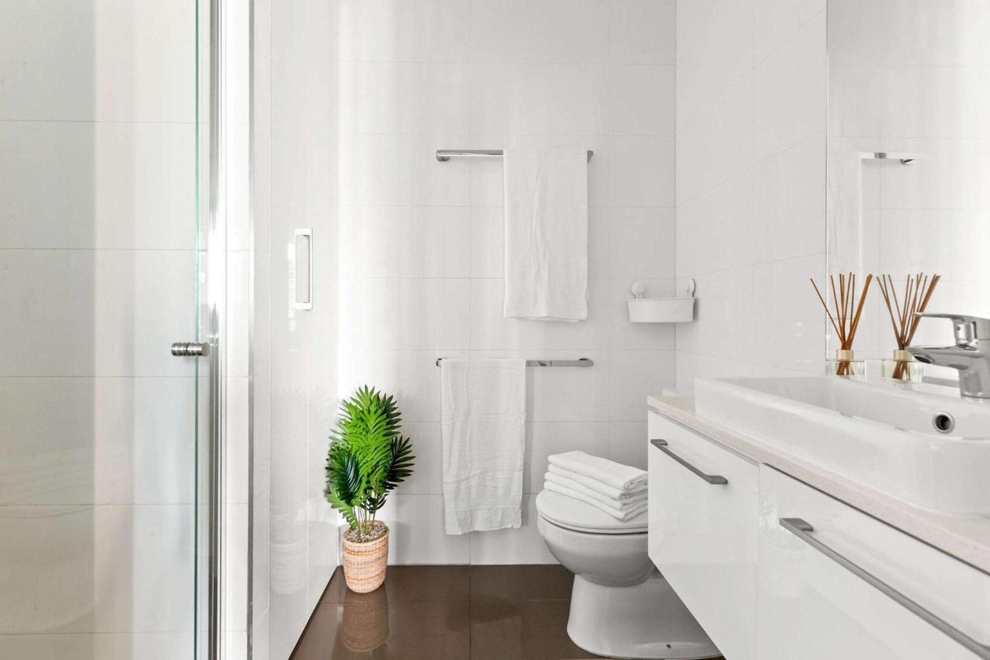 Chic Views Modern Comfort Near Southern Cross *