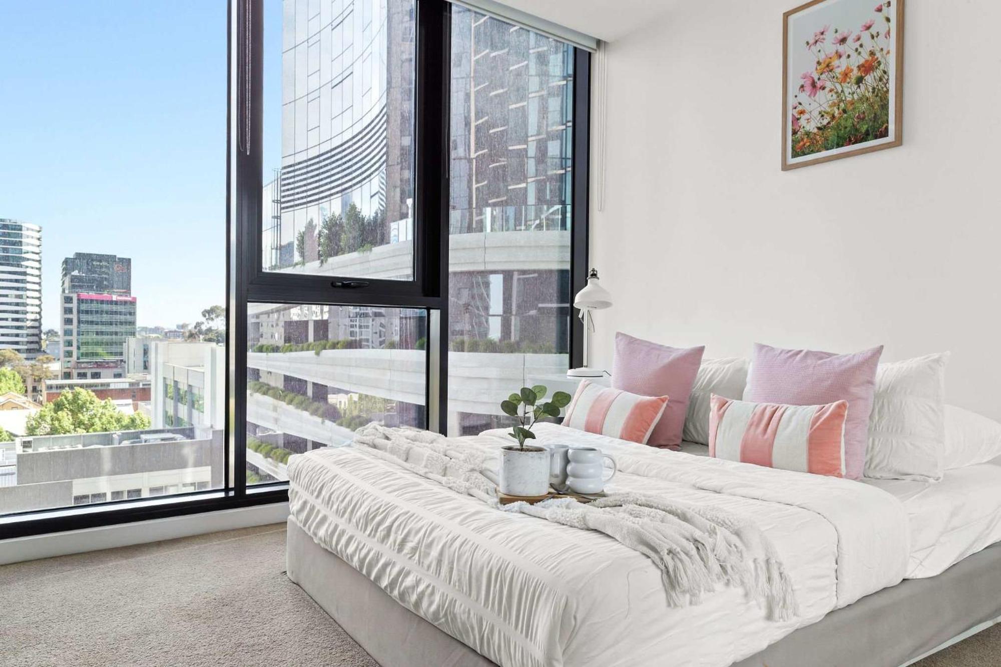 Chic Views Modern Comfort Near Southern Cross Apartment