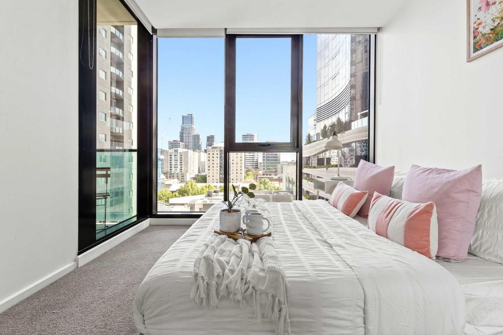 Chic Views Modern Comfort Near Southern Cross Apartment *