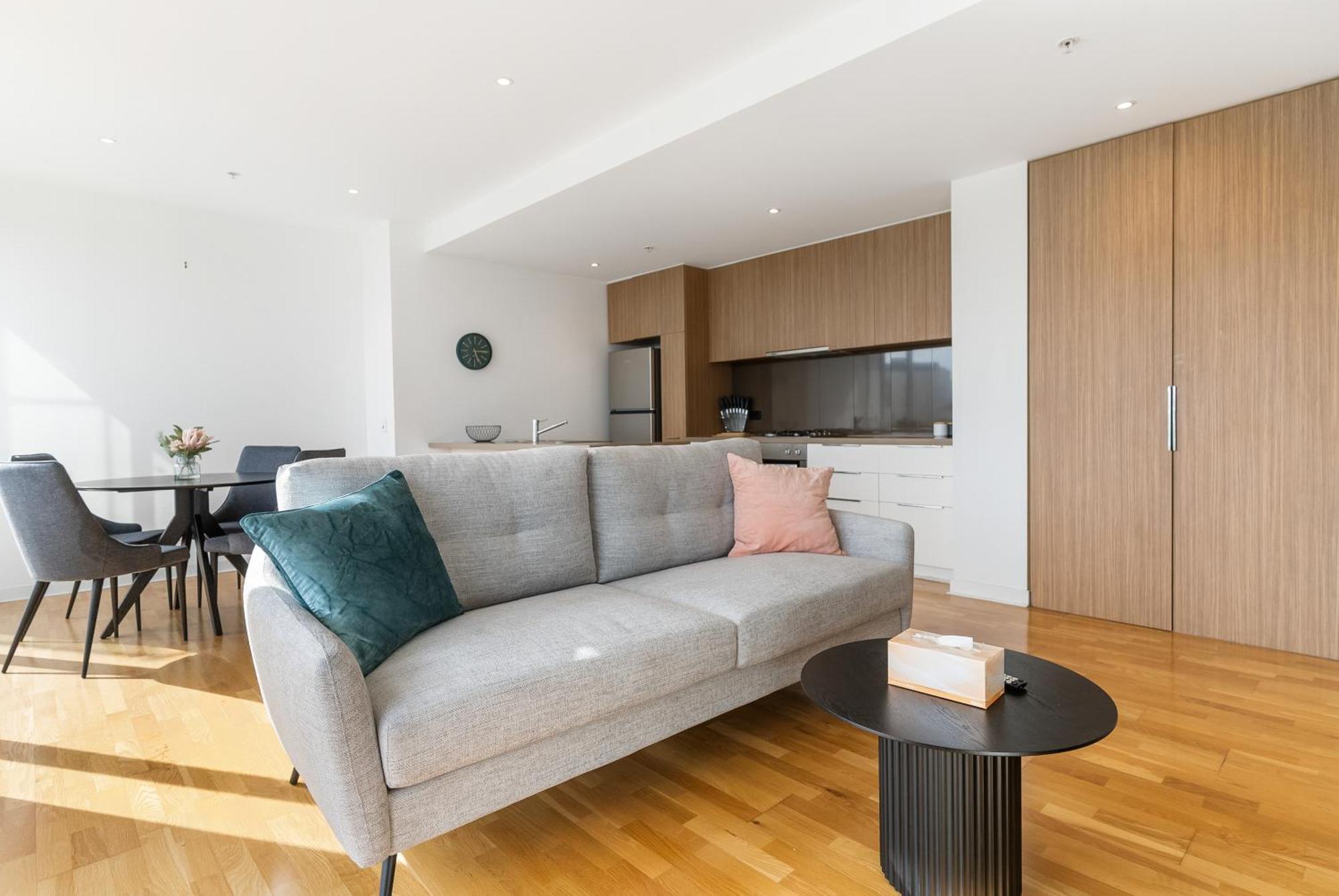 Port And A Glimpse Of The Sparkling Bay - Sleeps 4