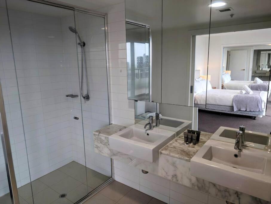 Panoramic Docklands Apartment