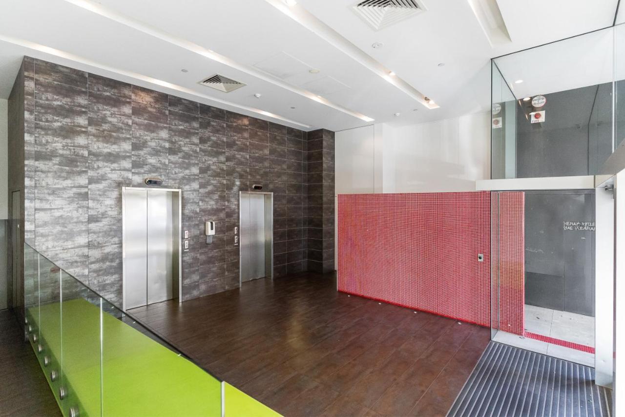 Port And A Glimpse Of The Sparkling Bay - Sleeps 4 Apartment Melbourne