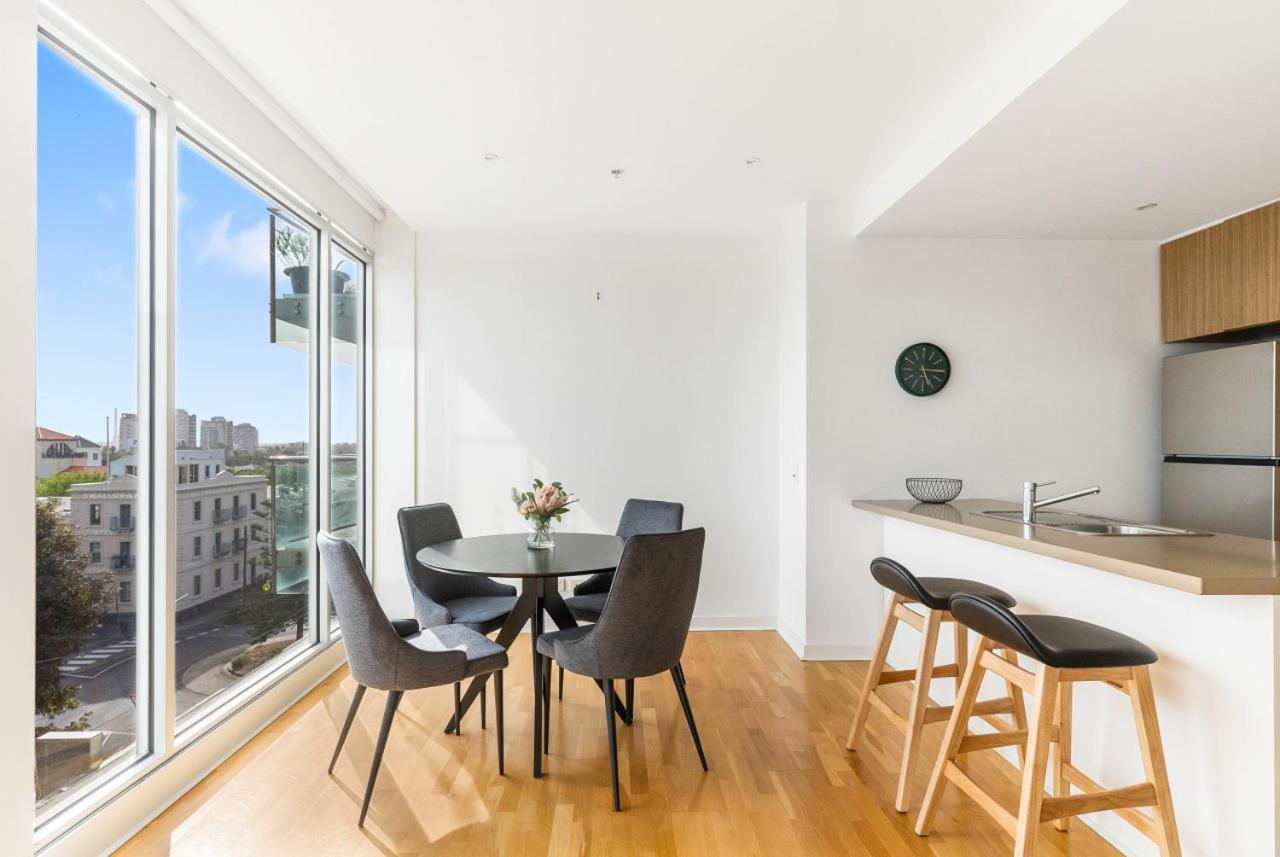 Port And A Glimpse Of The Sparkling Bay - Sleeps 4 Apartment