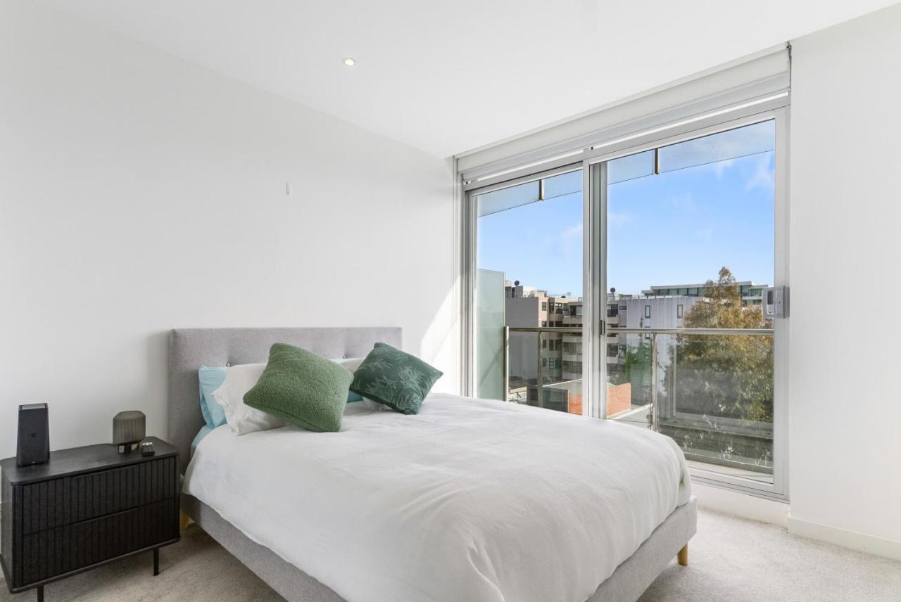 Port And A Glimpse Of The Sparkling Bay - Sleeps 4 *