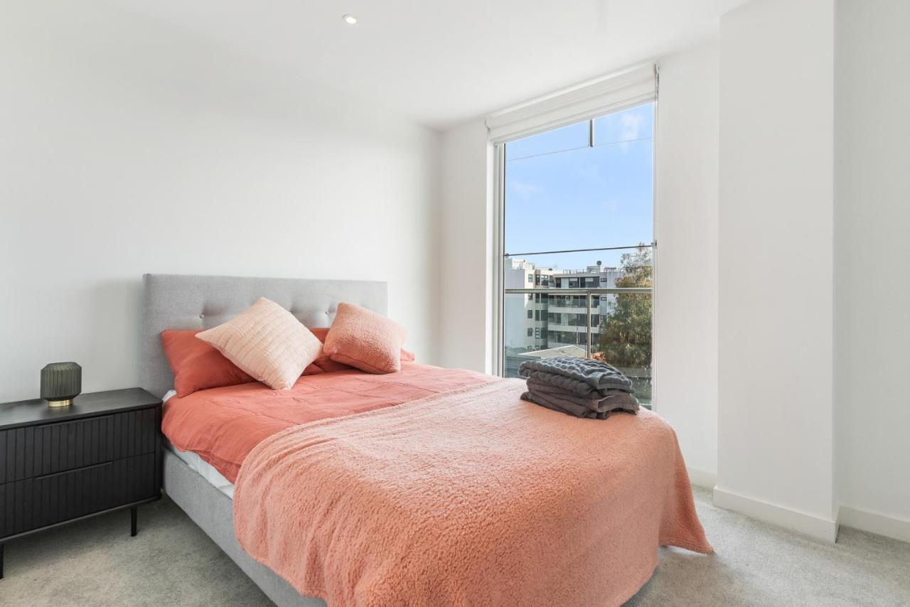 Port And A Glimpse Of The Sparkling Bay - Sleeps 4 Apartment