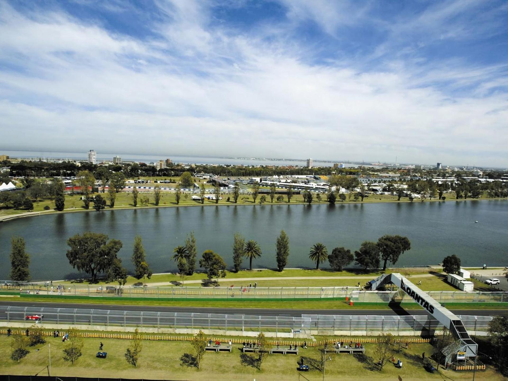 Cosy Gem; Tennis Court & Parking On St Kilda Rd Apartment