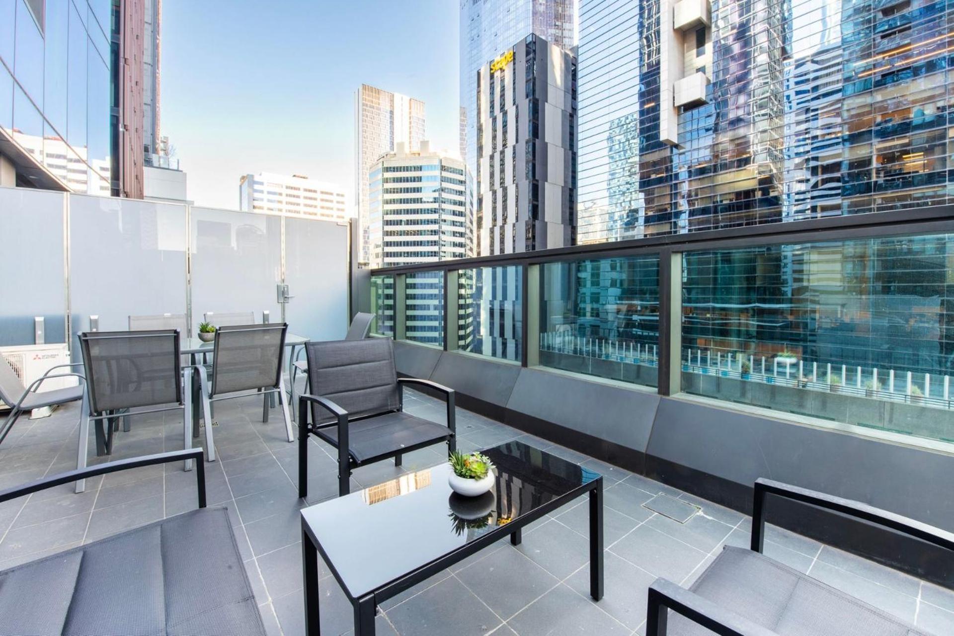 Latrobe St Gem 2-bedroom With Huge Deck & Car Park
