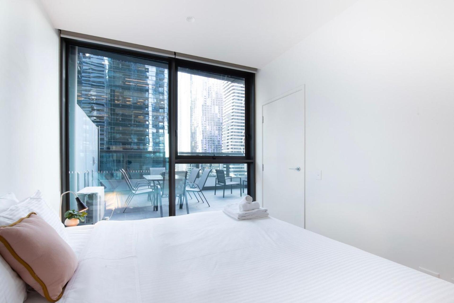 Latrobe St Gem 2-bedroom With Huge Deck & Car Park *