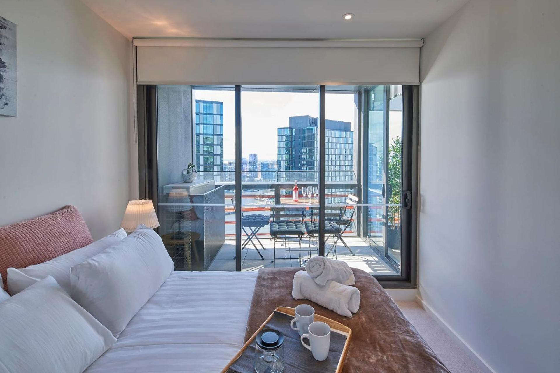 Apartment High-rise On Collins With Free Parking, Pool, Gym *