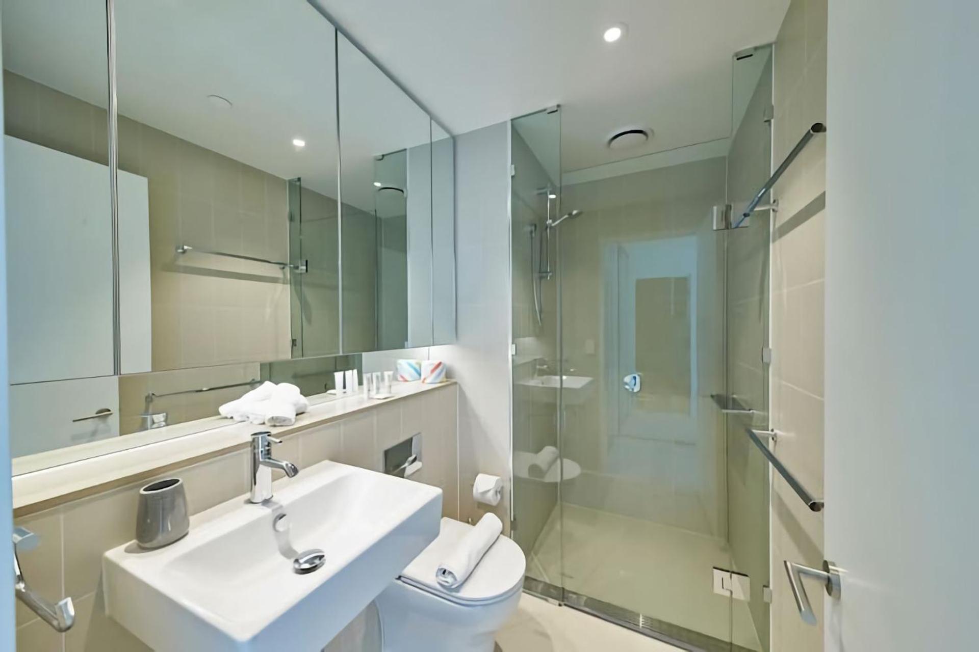High-rise On Collins With Free Parking, Pool, Gym