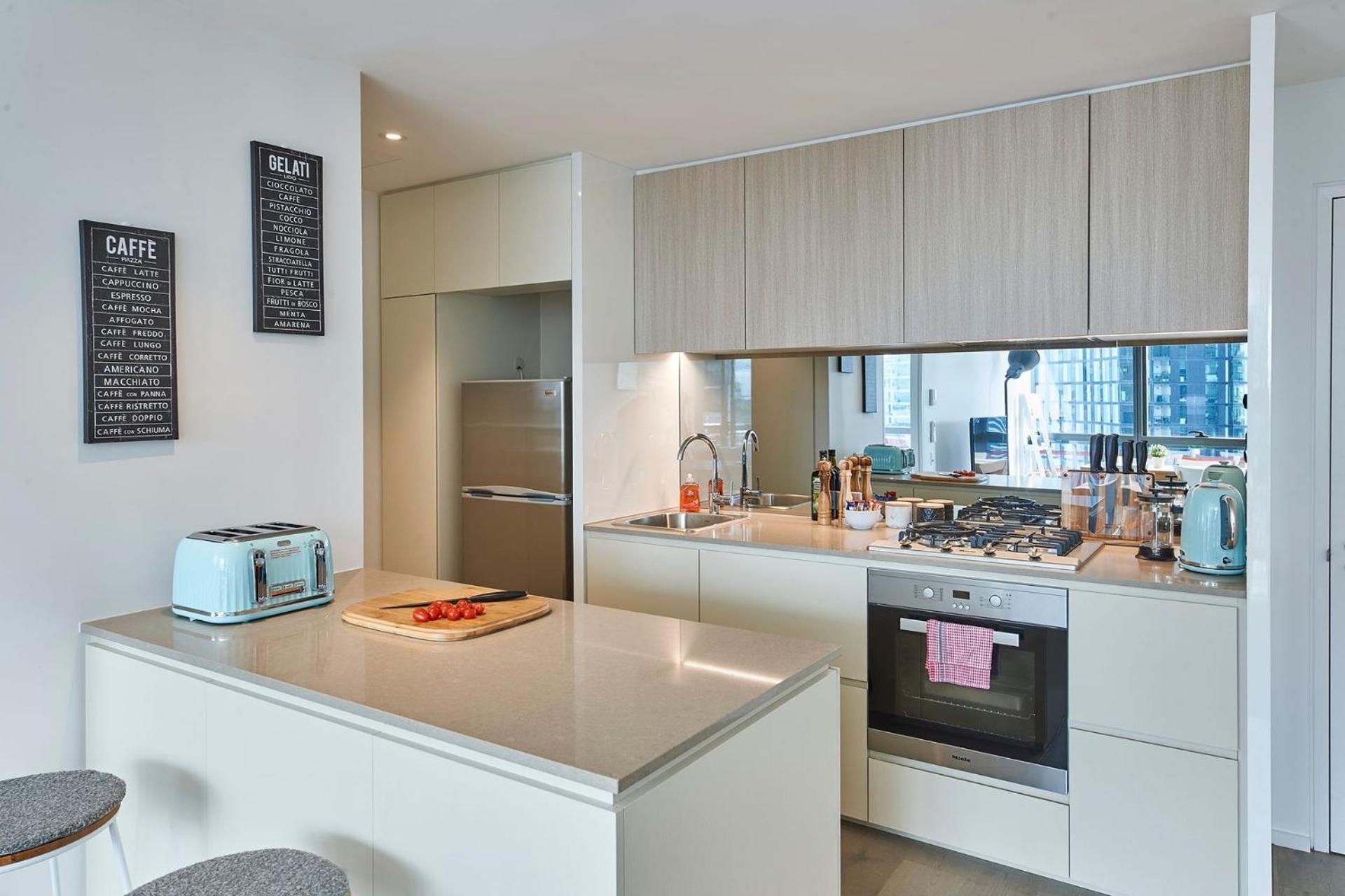 High-rise On Collins With Free Parking, Pool, Gym Apartment