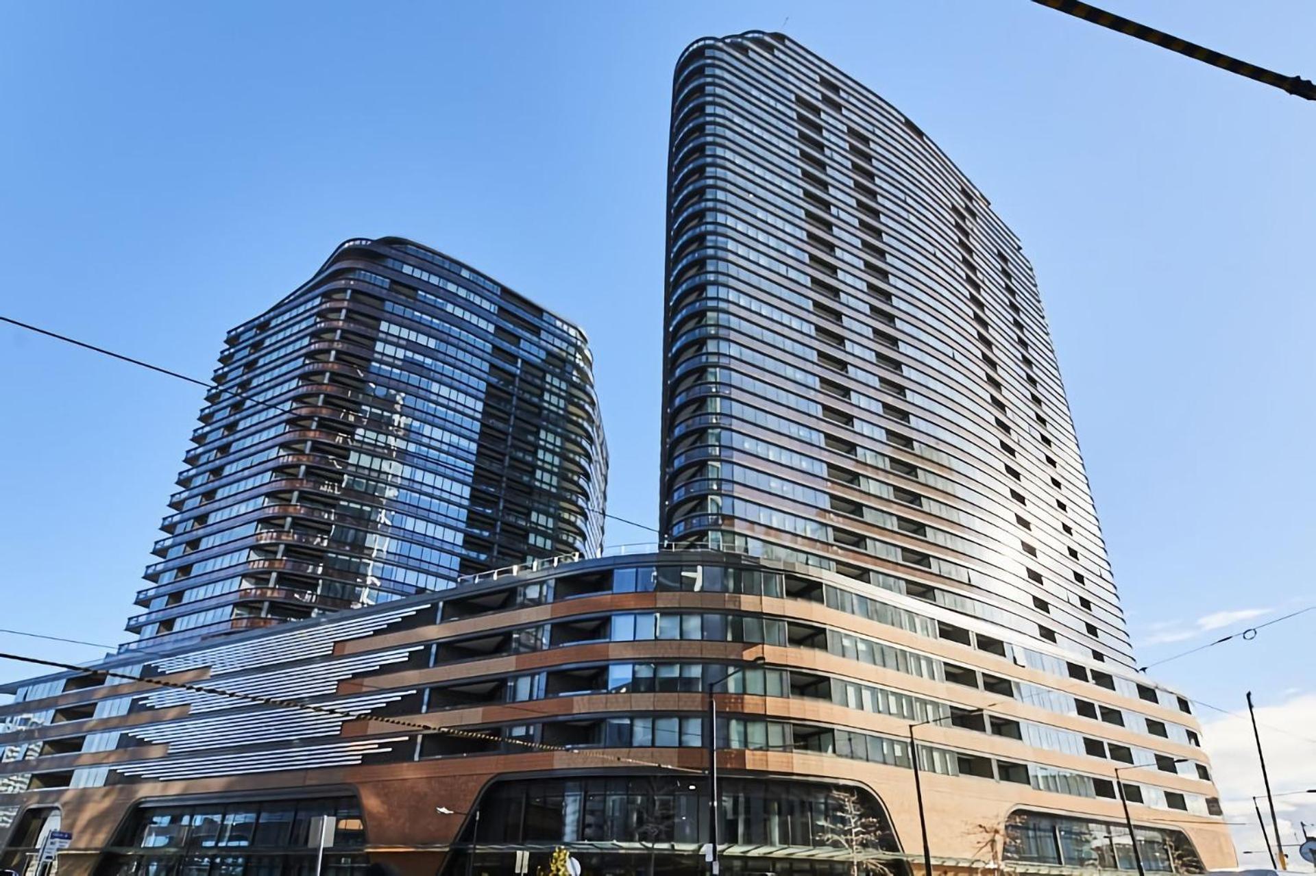 Apartment High-rise On Collins With Free Parking, Pool, Gym *
