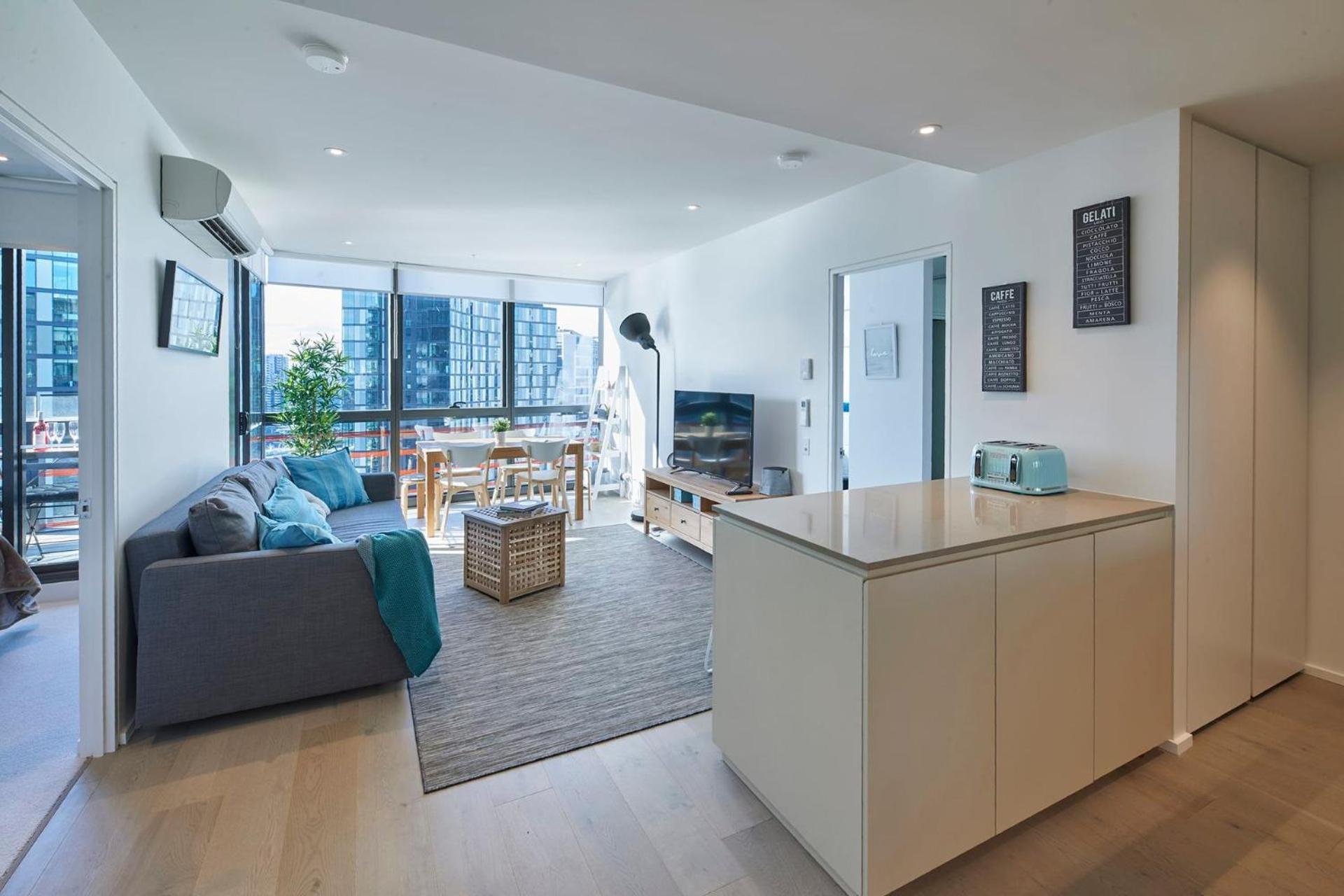 Apartment High-rise On Collins With Free Parking, Pool, Gym