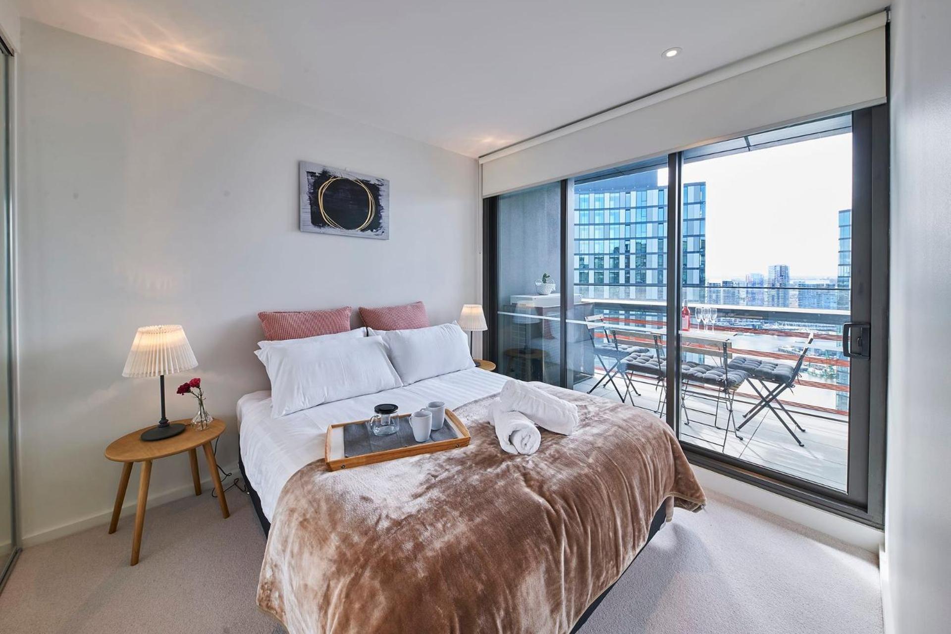 High-rise On Collins With Free Parking, Pool, Gym *