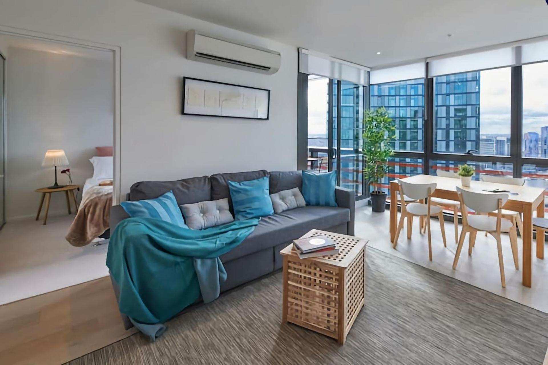 High-rise On Collins With Free Parking, Pool, Gym Apartment